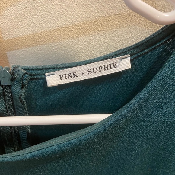 Beautiful form fitting midi green dress - Picture 2 of 4